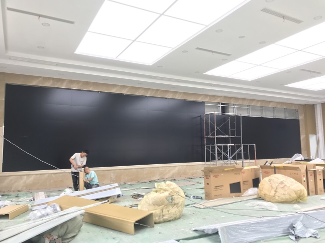 公海7108线路为中润公司安装拼接屏现场实拍图