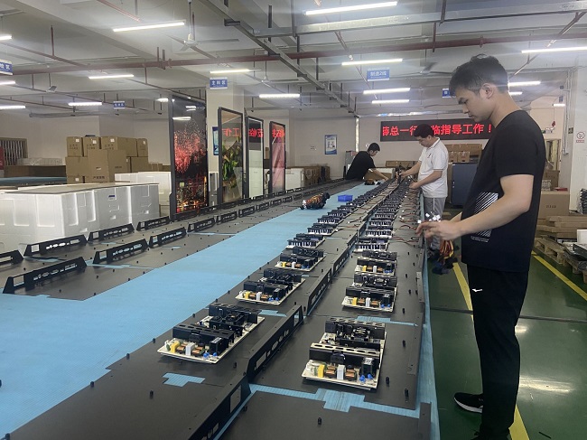 公海7108线路液晶拼接屏生产实拍图