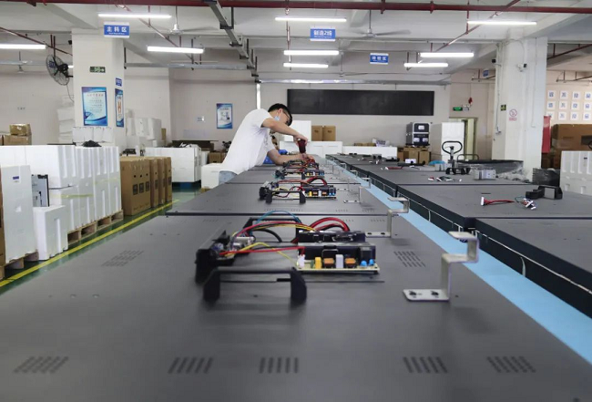 公海7108线路液晶拼接屏安装实拍图