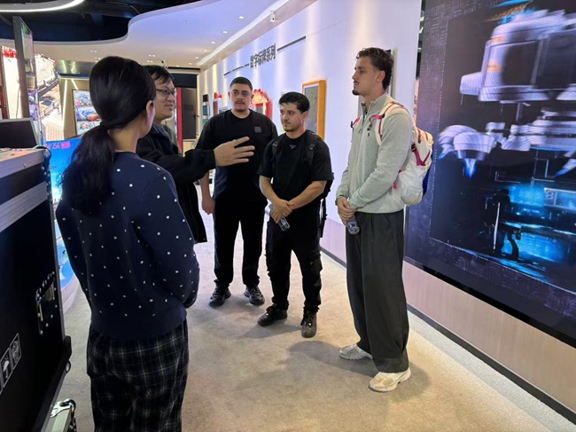 深化国际服务布局：法国客户组团莅临公海7108线路学习LED显示屏维修技术